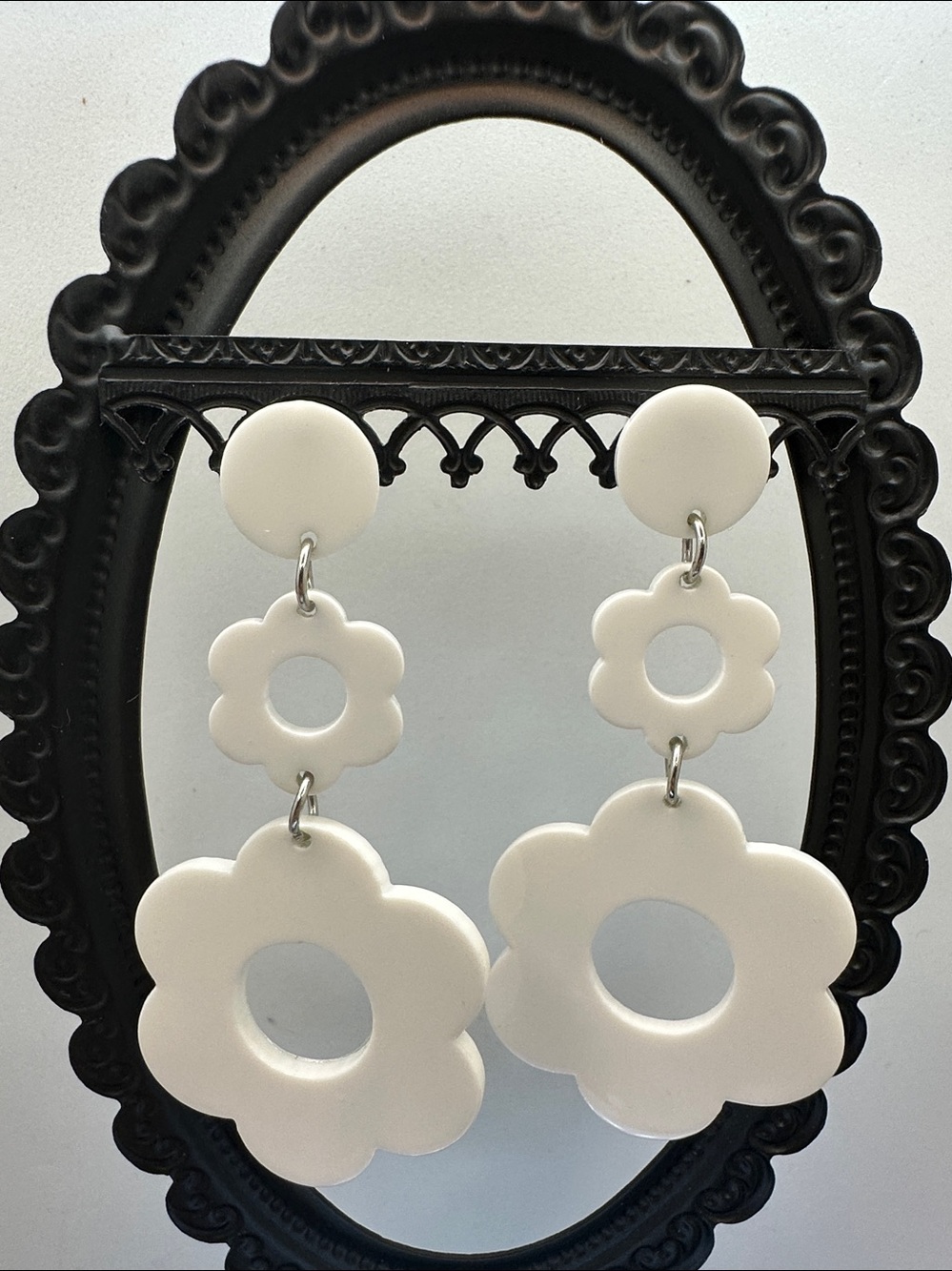 🧡 White Daisy Flower Dangle Earrings 🧡